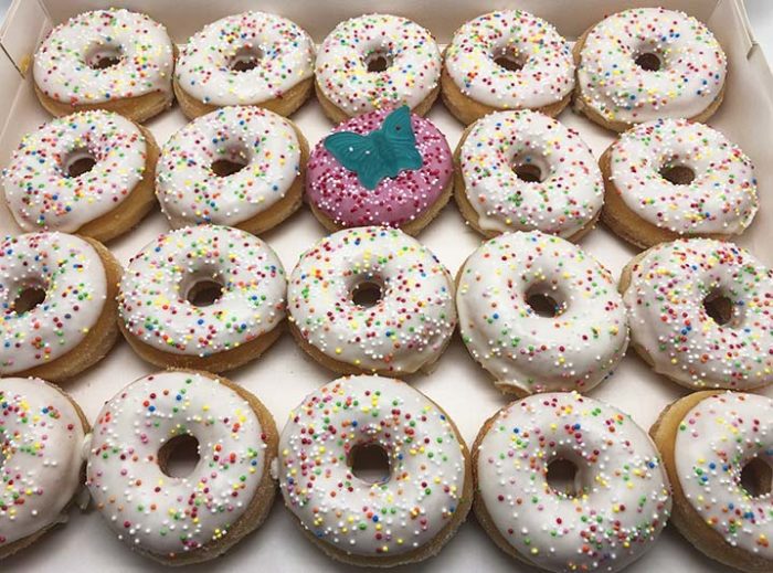 Er is er 1 jarig Mini Donut box meisje - JJ Donuts